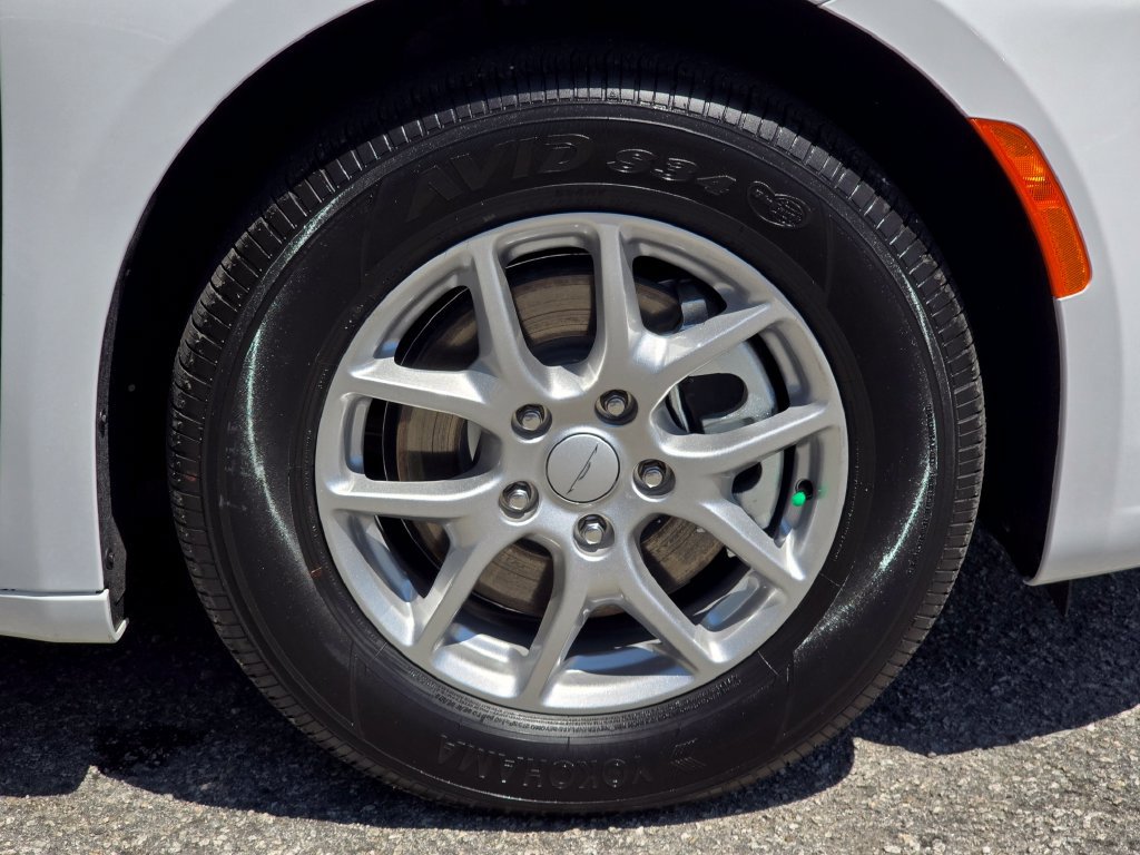 New 2027 Chrysler Pacifica Select FWD image 14