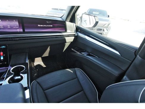 Used 2025 Cadillac Escalade ESV Sport w/ Touring Package image 10