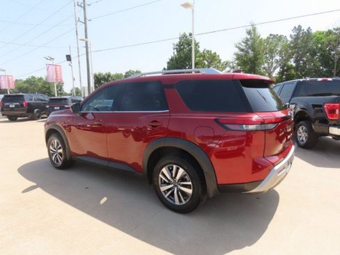 Used 2024 Nissan Pathfinder SL w/ Black Appearance Package FWD image 13