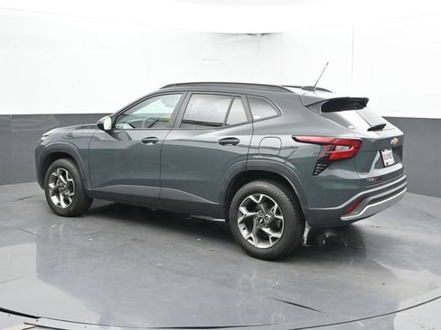 Used 2025 Chevrolet Trax LT FWD image 9