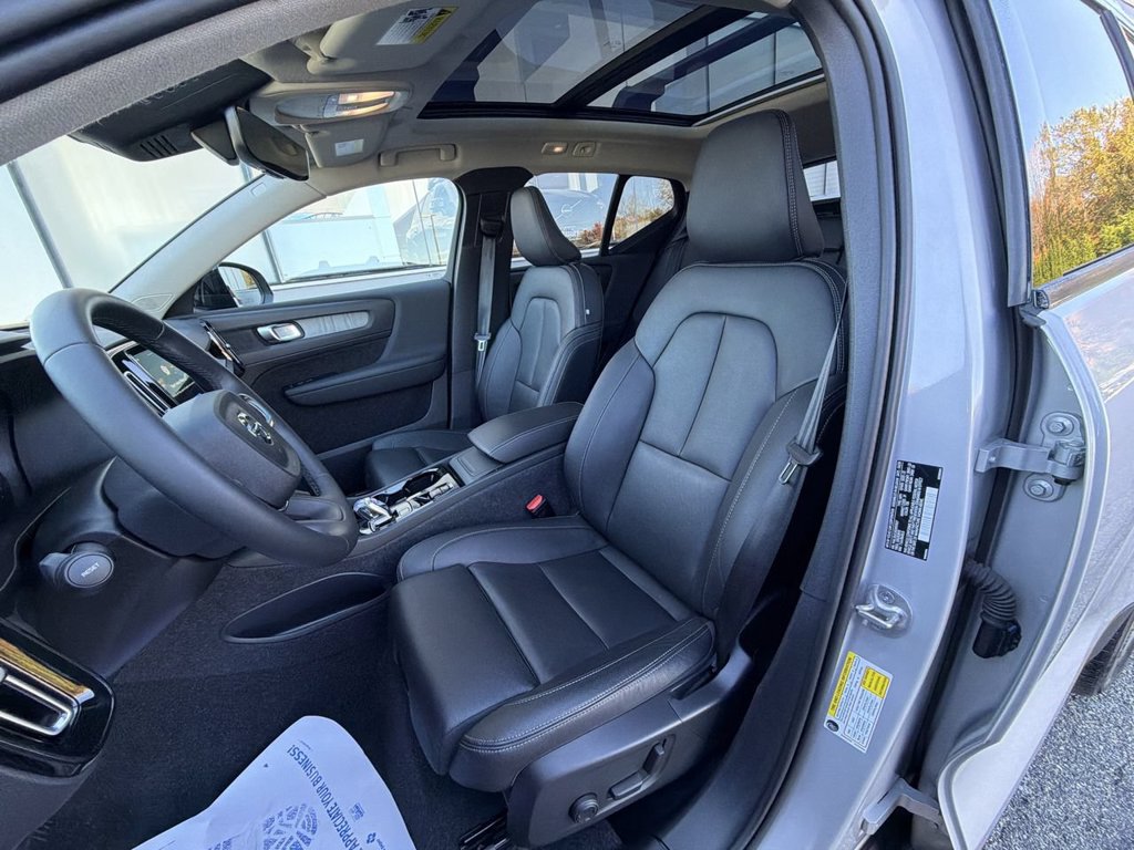 Certified 2025 Volvo XC40 B5 Plus w/ Climate Package AWD/4WD image 15