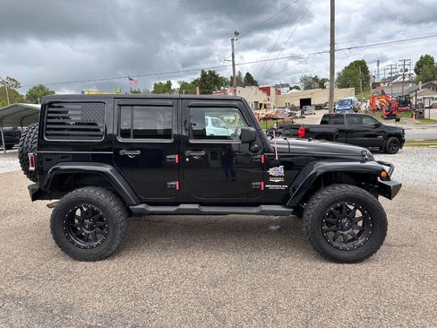 Used 2013 Jeep Wrangler Unlimited Sahara w/ Dual Top Group AWD/4WD image 8