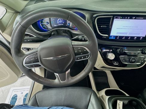 Used 2022 Chrysler Pacifica Touring-L FWD image 12