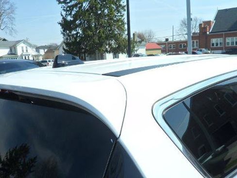 Used 2024 Chrysler Pacifica Touring-L FWD image 6