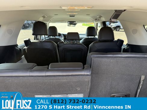 Used 2024 Kia Carnival EX image 11