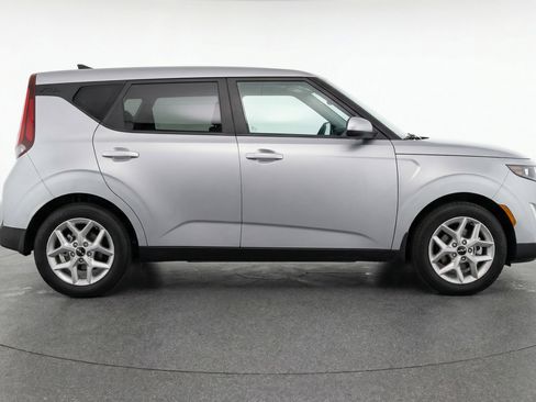 Used 2025 Kia Soul LX w/ LX Technology Package FWD image 11