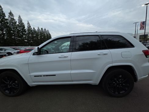 Used 2018 Jeep Grand Cherokee Altitude RWD image 6