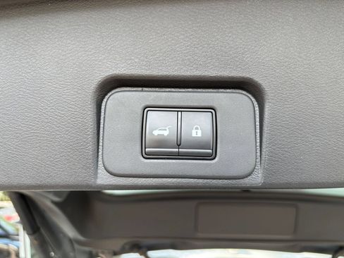 Used 2025 Nissan Rogue SV AWD/4WD image 23