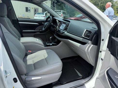 Used 2016 Toyota Highlander XLE FWD image 16