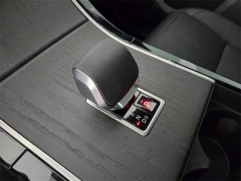 New 2026 Land Rover Range Rover Velar Dynamic SE image 23