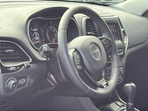 Used 2019 Jeep Cherokee Latitude Plus FWD image 13