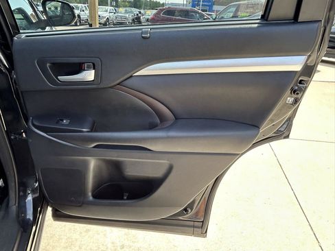 Used 2018 Toyota Highlander XLE w/ Protection Package #3 AWD/4WD image 16