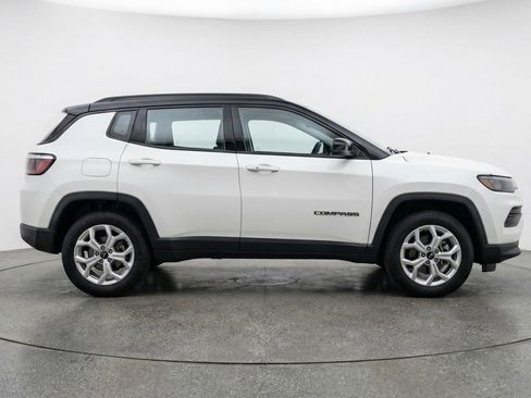 Used 2025 Jeep Compass Latitude AWD/4WD image 11