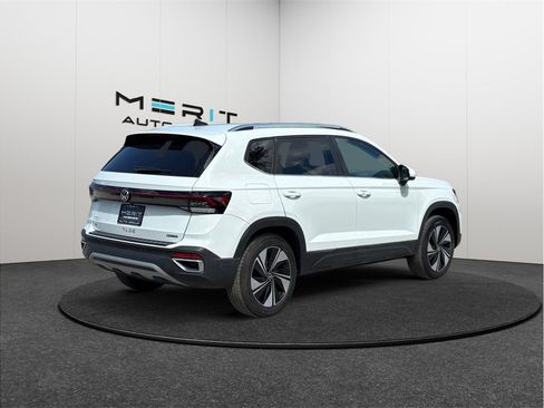Used 2025 Volkswagen Taos SE AWD/4WD image 9