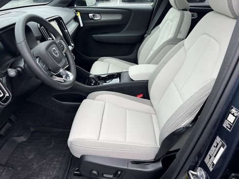 New 2026 Volvo EX40 Plus w/ Protection Package Premier image 17