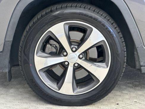 Used 2019 Jeep Cherokee Limited FWD image 13