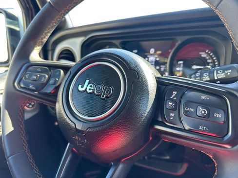 Used 2024 Jeep Wrangler Unlimited AWD/4WD image 25