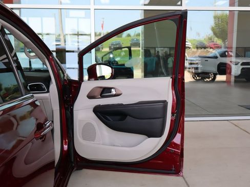 Used 2018 Chrysler Pacifica Touring-L w/ Premium Audio Group FWD image 44