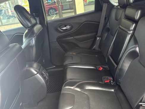 Used 2019 Jeep Cherokee Trailhawk image 12