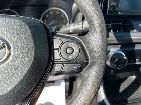 Used 2021 Toyota RAV4 LE image 27