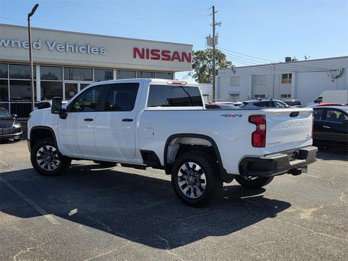 Used 2023 Chevrolet Silverado 2500 Custom w/ Custom Value Package image 5