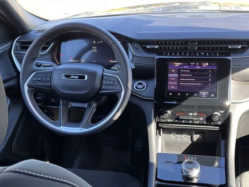 Used 2025 Jeep Grand Cherokee Laredo X image 17