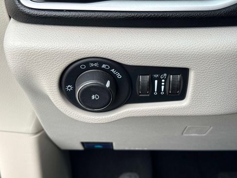 Used 2024 Chrysler Pacifica Touring-L image 32