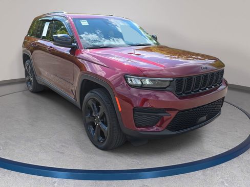 Used 2024 Jeep Grand Cherokee Altitude image 3