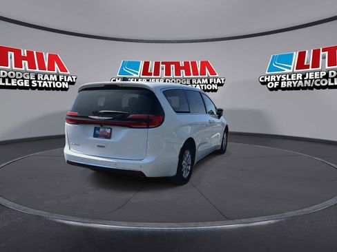 New 2026 Chrysler Pacifica Select FWD image 7