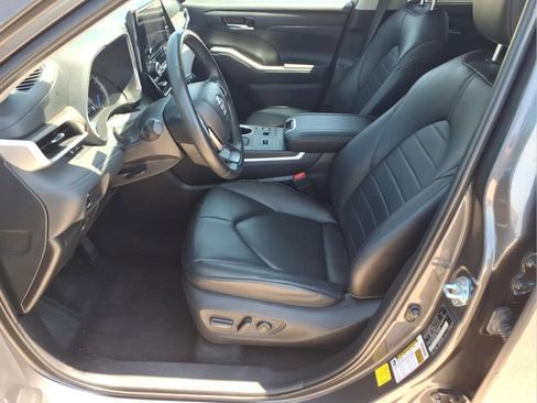 Used 2024 Toyota Highlander XLE AWD/4WD image 11