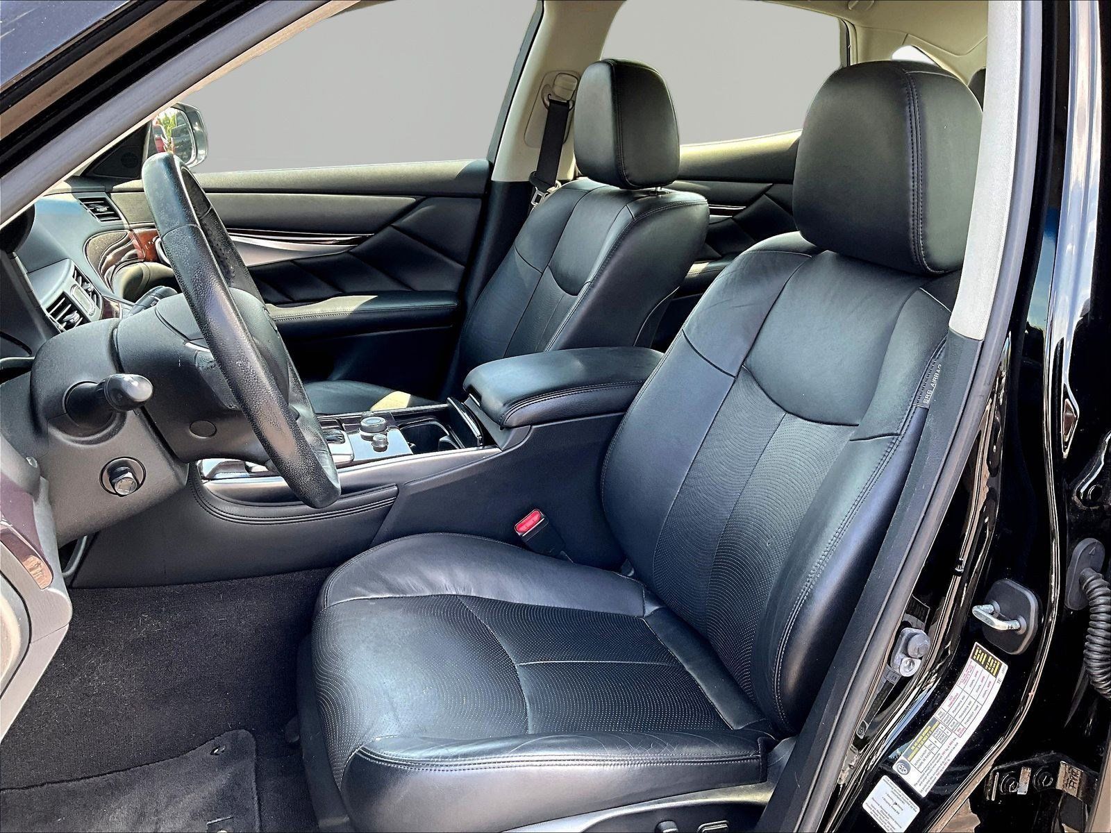 Used 2017 INFINITI Q70 3.7 AWD/4WD image 19