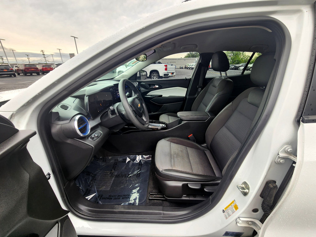 Used 2024 Chevrolet Trax LT FWD image 19