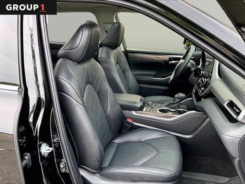 Certified 2025 Toyota Highlander Platinum AWD/4WD image 8