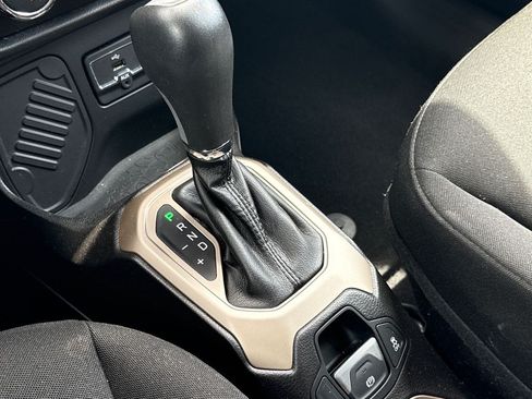 Used 2016 Jeep Renegade Latitude FWD image 30
