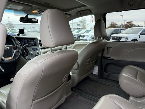 Used 2017 Toyota Sienna XLE image 25