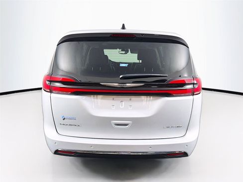 Used 2024 Chrysler Pacifica Limited FWD image 10