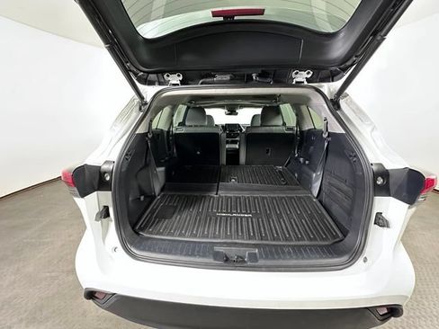 Used 2022 Toyota Highlander XLE AWD/4WD image 15