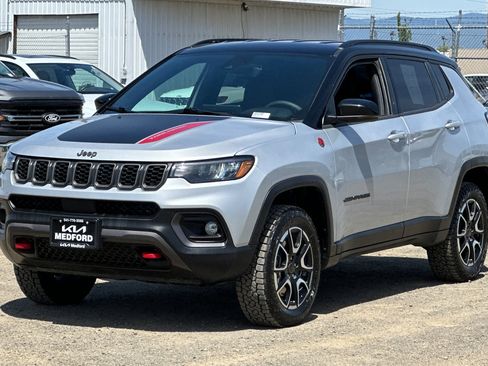 Used 2025 Jeep Compass Trailhawk AWD/4WD image 9