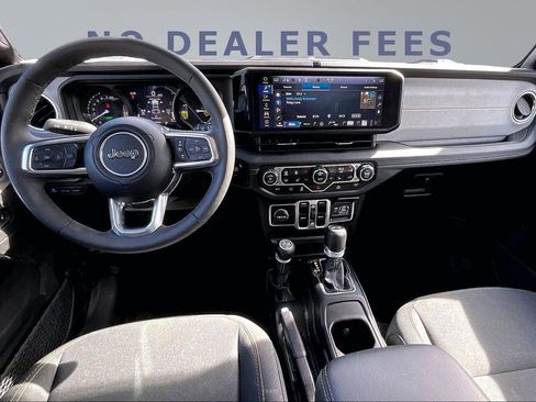 Used 2025 Jeep Wrangler Sahara image 7