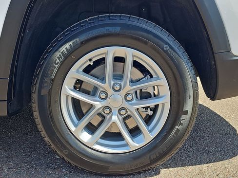 Used 2023 Jeep Grand Cherokee L Laredo image 31