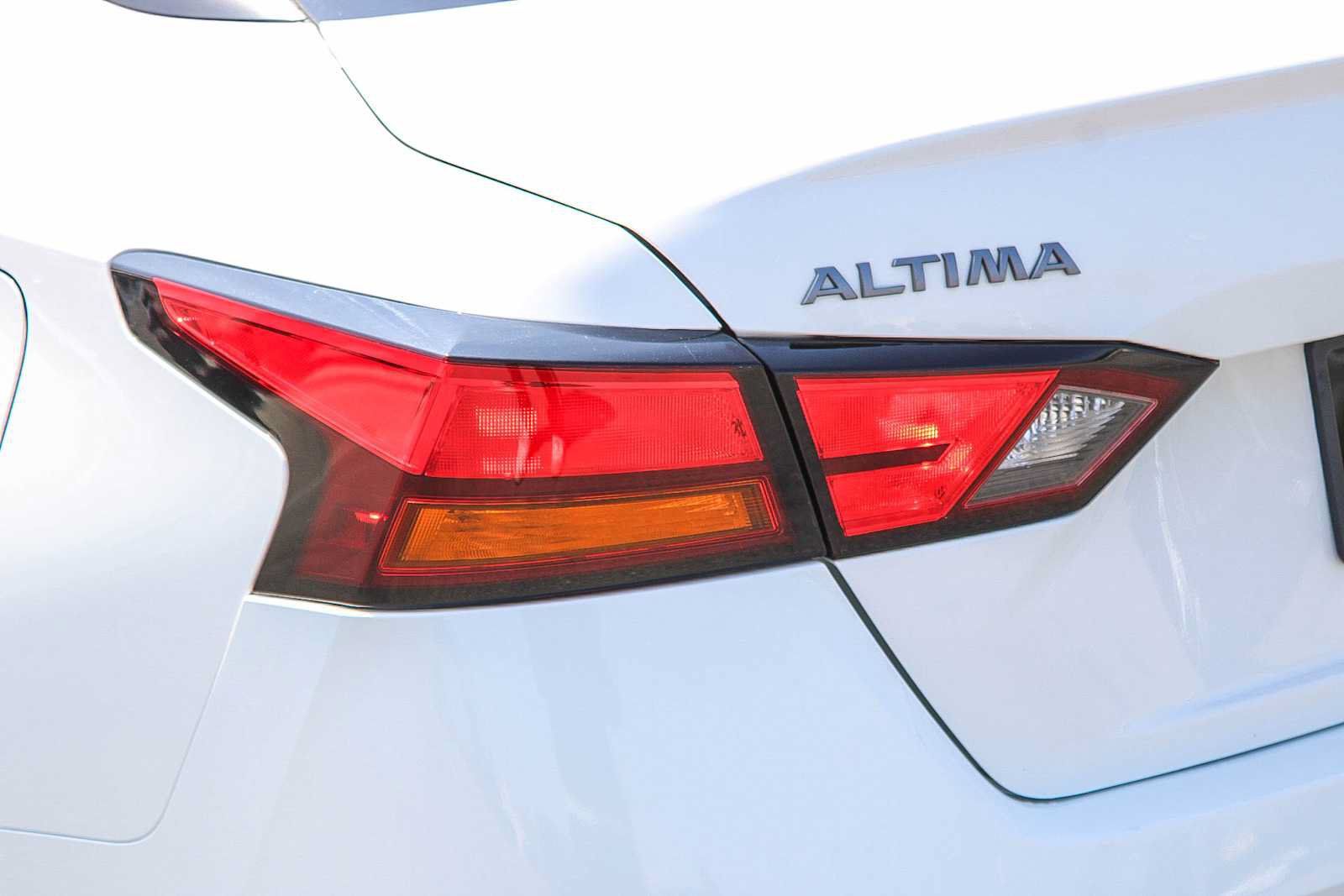Used 2025 Nissan Altima 2.5 SV FWD image 9