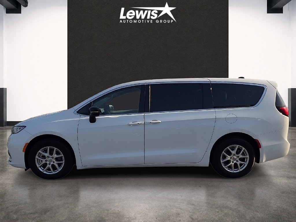Used 2024 Chrysler Pacifica Touring-L FWD image 2