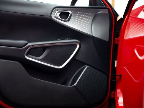 Used 2023 Kia Soul LX w/ LX Technology Package FWD image 9