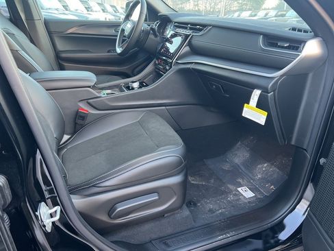 New 2025 Jeep Grand Cherokee Altitude image 12