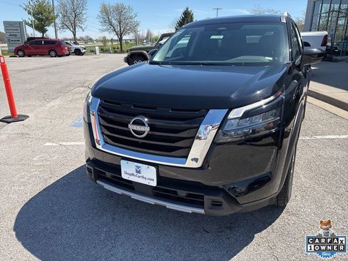 Used 2025 Nissan Pathfinder SL FWD image 11