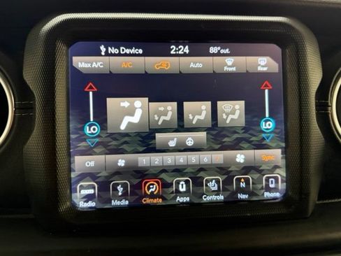 Used 2018 Jeep Wrangler Unlimited Sahara w/ Uconnect 4C Nav & Sound Group AWD/4WD image 18