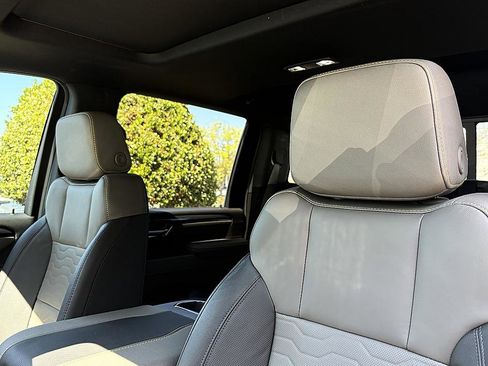 Used 2025 Chevrolet Silverado 2500 ZR2 w/ Technology Package image 17