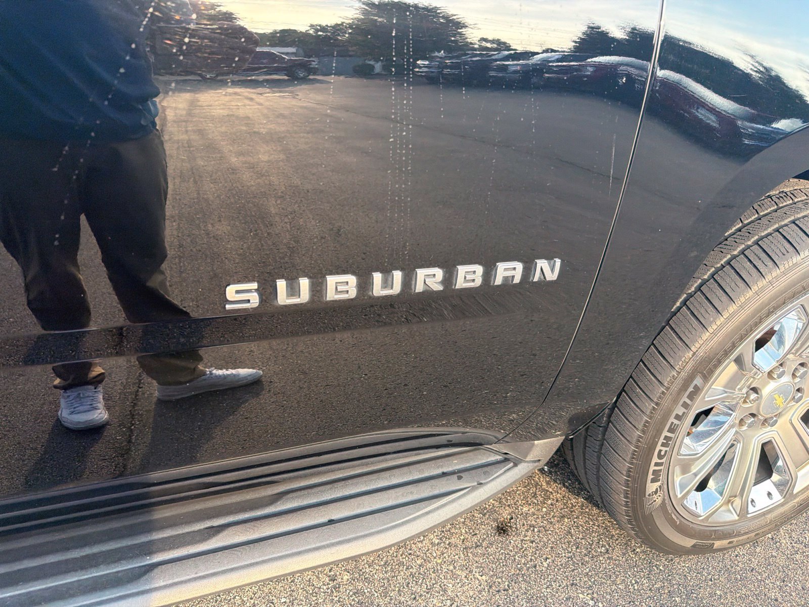 Used 2018 Chevrolet Suburban LT w/ Luxury Package AWD/4WD image 32