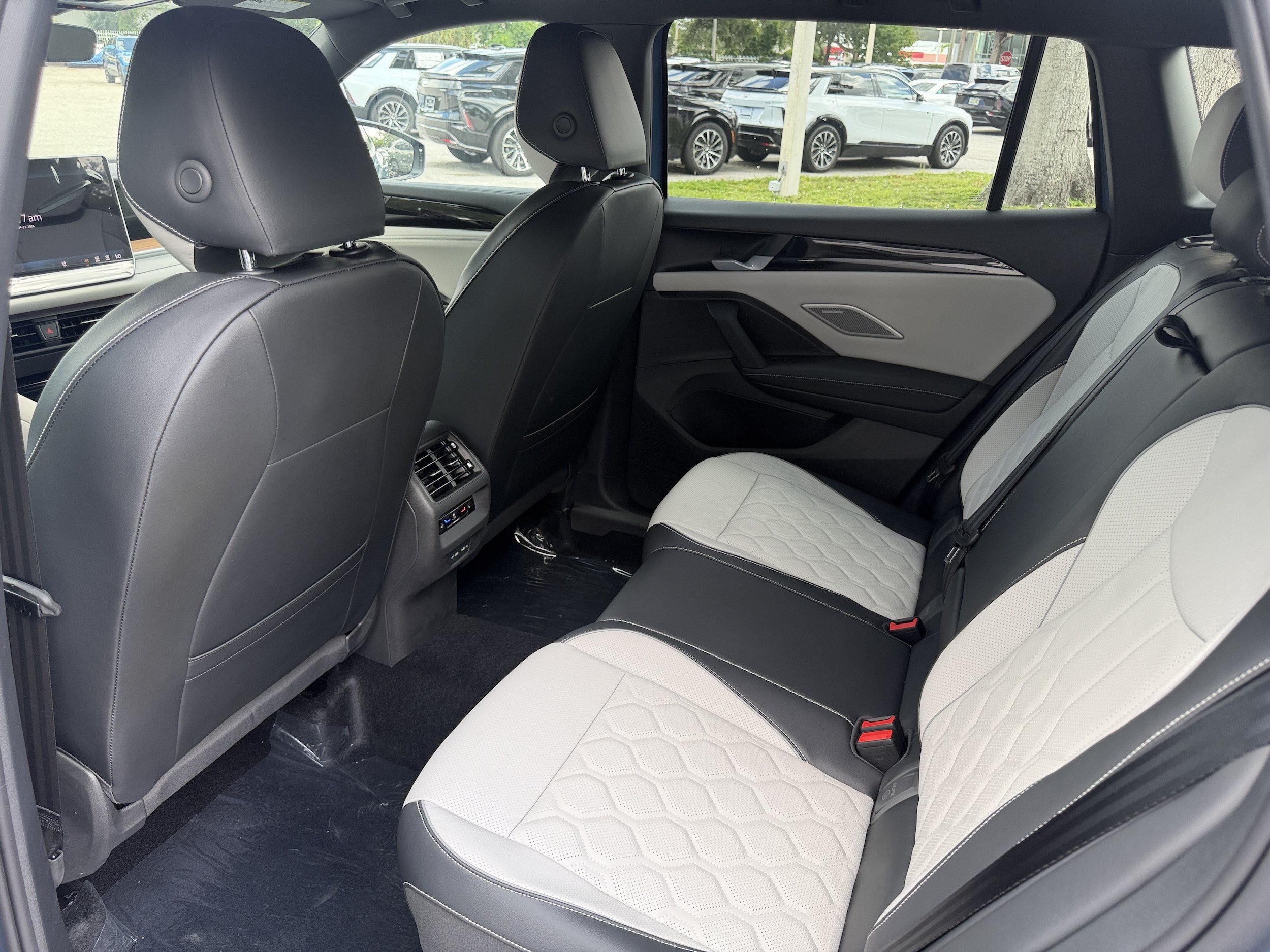 New 2026 Volkswagen Tiguan SEL R-Line AWD/4WD image 18