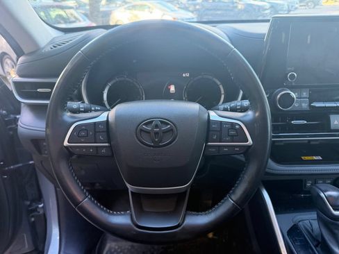 Used 2023 Toyota Highlander XLE FWD image 13